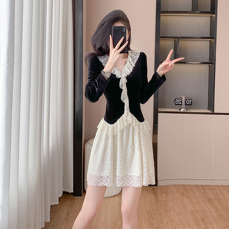Sweet Lace Doll Collar Dress with Velvet Fabric and Ruffle Hem - Image 3