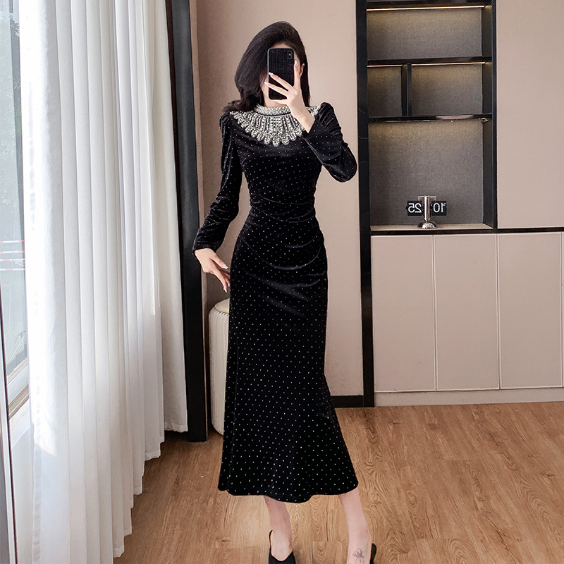 Elegant Velvet Bodycon Dress with Rhinestone Detail - Image 2