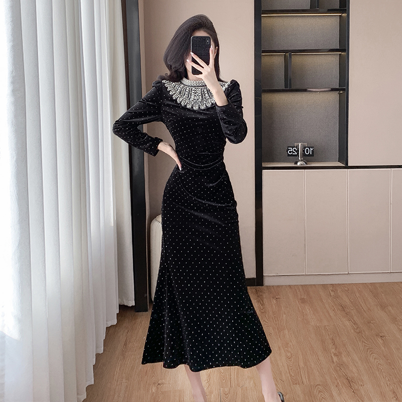 Elegant Velvet Bodycon Dress with Rhinestone Detail