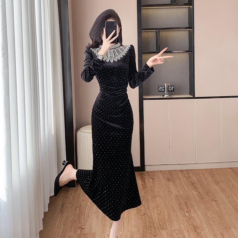 Elegant Velvet Bodycon Dress with Rhinestone Detail - Image 3