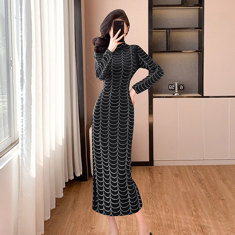 Women's Velvet Hepburn Style Midi Dress with Rhinestone Detail - Image 3
