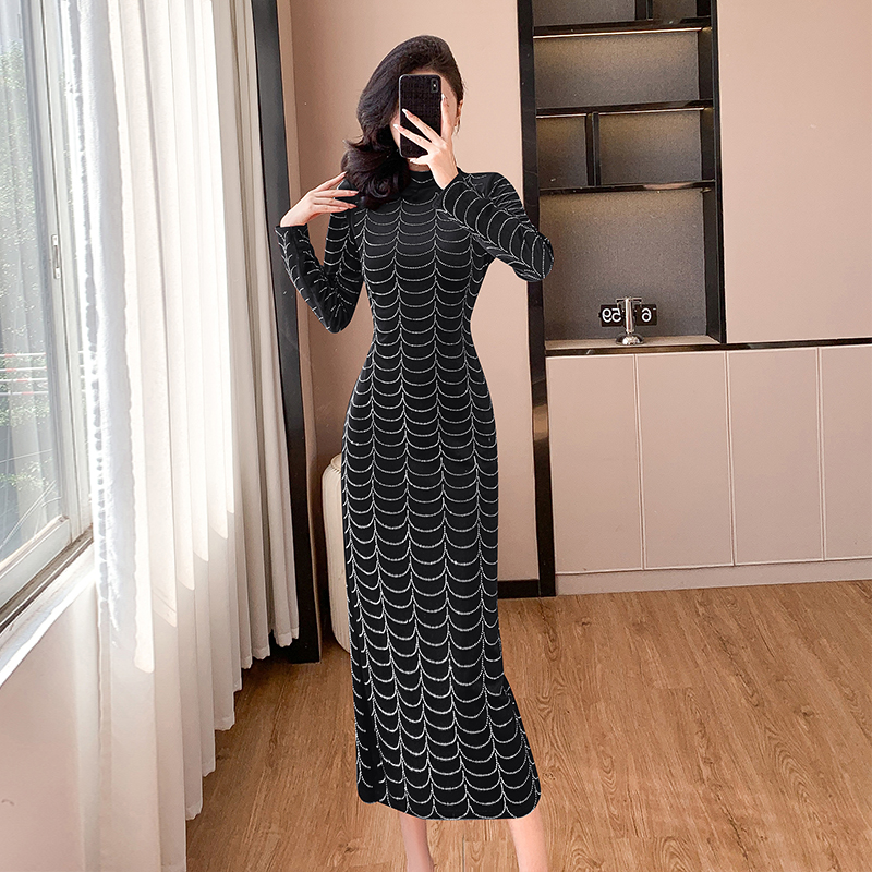 Women's Velvet Hepburn Style Midi Dress with Rhinestone Detail - Image 4